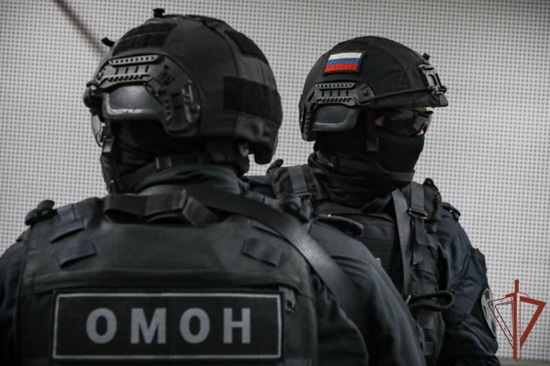 При содействии ОМОН Росгвардии В Иркутской области задержали подозреваемых в сбыте героина