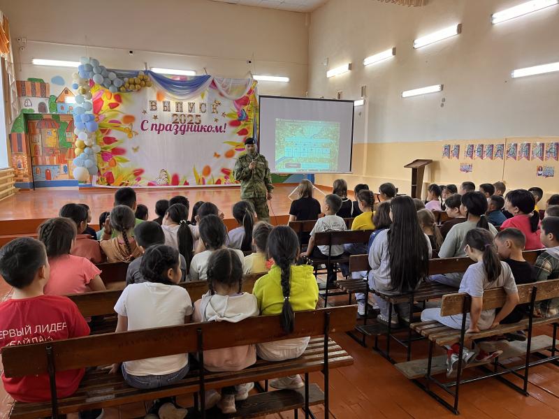 Росгвардейцы Тувы открыли акцию Каникулы с Росгвардией