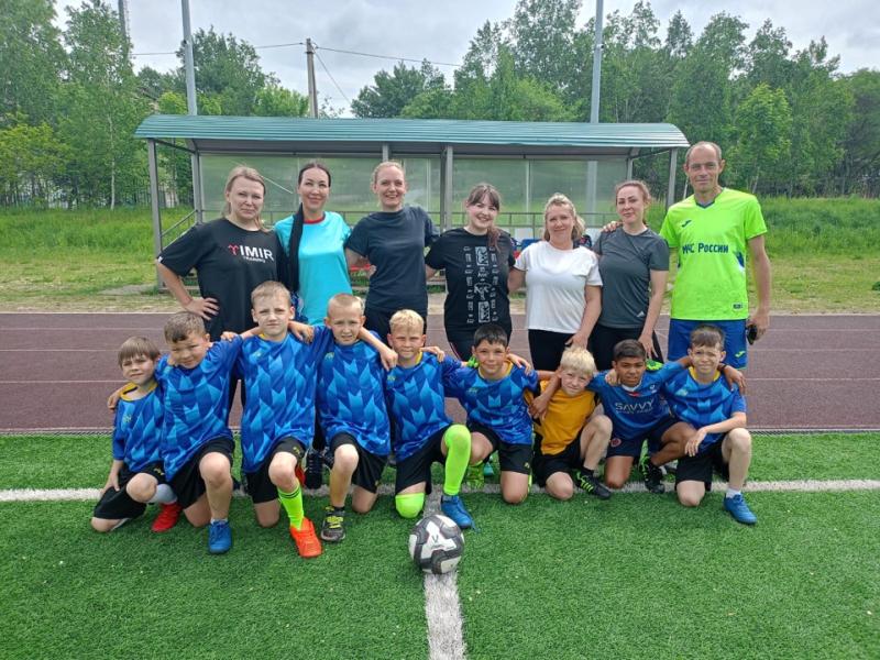 Женская команда Росгвардии ЕАО провела товарищеский поединок с подростками клуба «Созвездие» ко Дню России