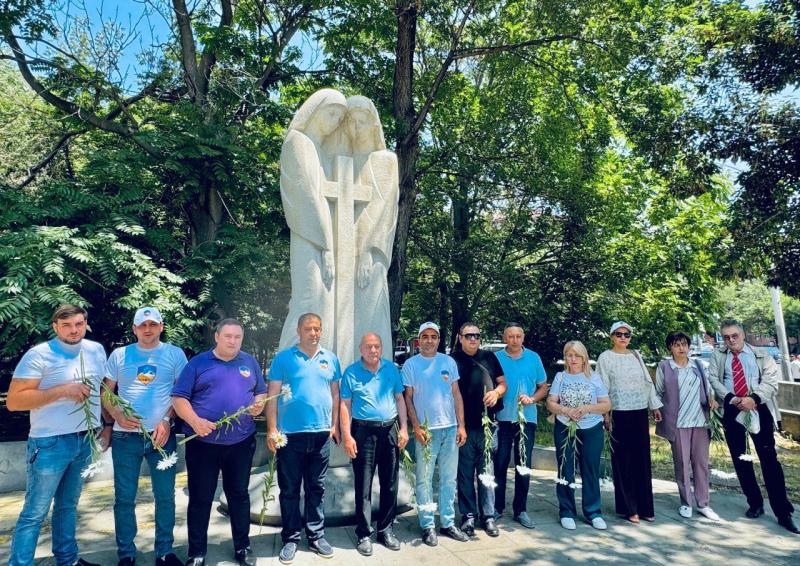 Члены движения и партии «Всеармянский фронт» и объединения СВНЕ отметили День России. Фоторяд