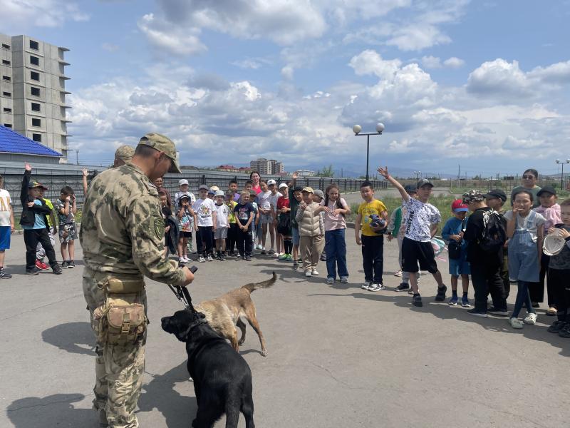 Кинолог Росгвардии встретился с воспитанниками пришкольного лагеря в г. Кызыле