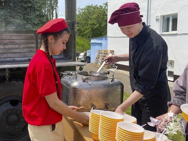 Росгвардейцы развернули полевую кухню для участников «Зарницы» в Кисловодске