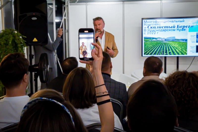 Соединяя два искусства: клуб архитектуры и вина «Сизый нос» открывает двери в Москве