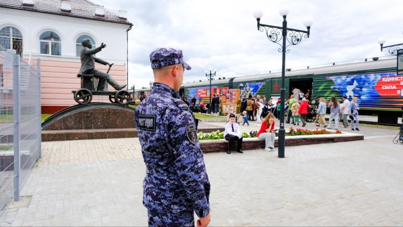 В Йошкар-Оле росгвардейцы приняли участие в обеспечении безопасности пребывания агитационного поезда «Единство в памяти. Сила в подвиге!»