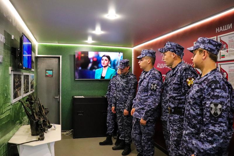 Сотрудники и военнослужащие Росгвардии Марий Эл встретили агитпоезд «Единство в памяти»