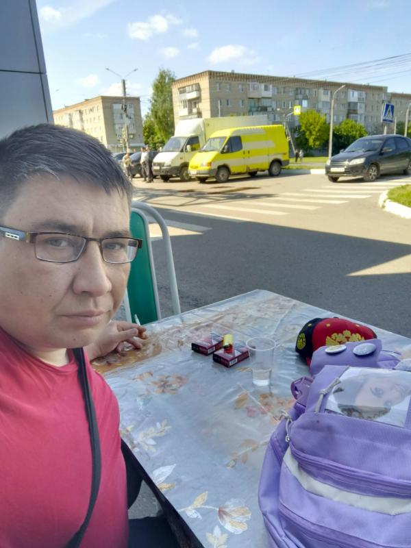 пинают на районе магазинах