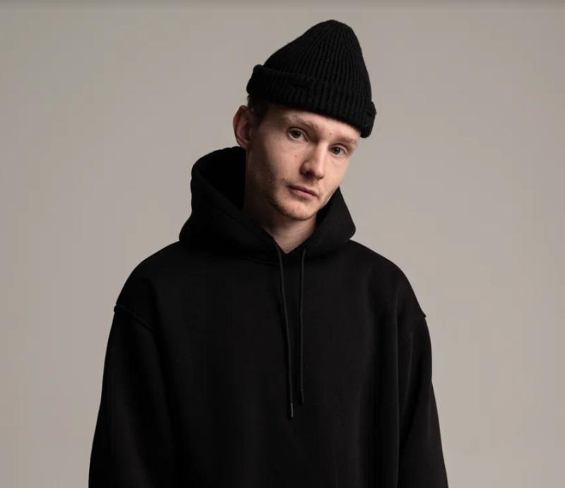 Представитель дарк-поп-жанра выпускает чувственный трек на собственную музыку