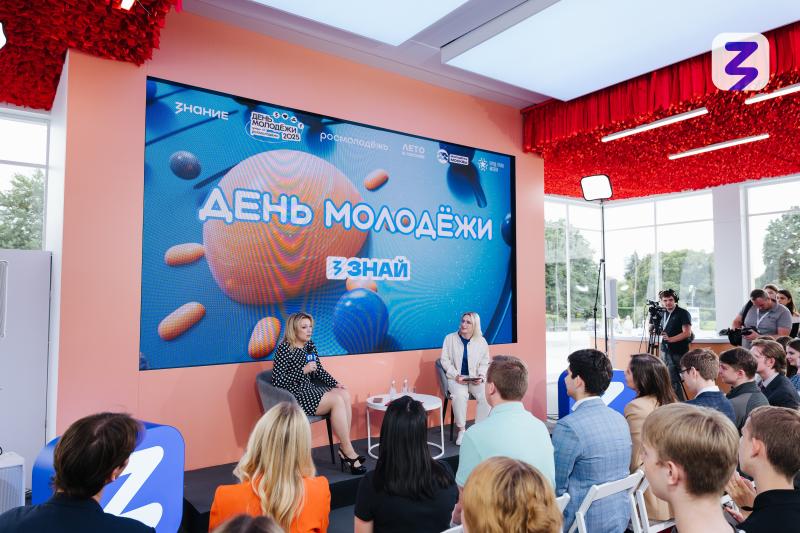 «Мы должны защищать национальные интересы», — Мария Захарова выступила перед участниками программы Дня молодежи в лектории «Знания»