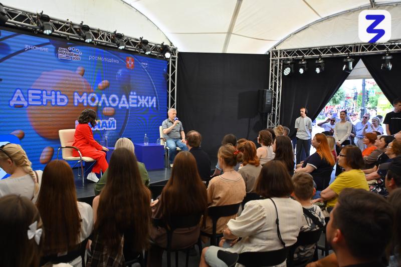 Как добиться успеха в космосе, спорте и актерском мастерстве, рассказали лекторы Общества «Знание» в День молодежи в Омске