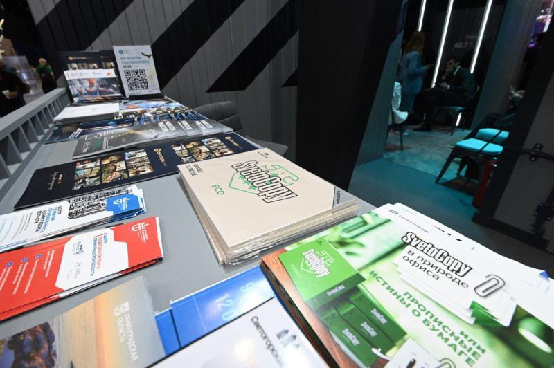 Офисная бумага Ballet и SvetoCopy была представлена на стенде Ленинградской области во время ПМЭФ-2025