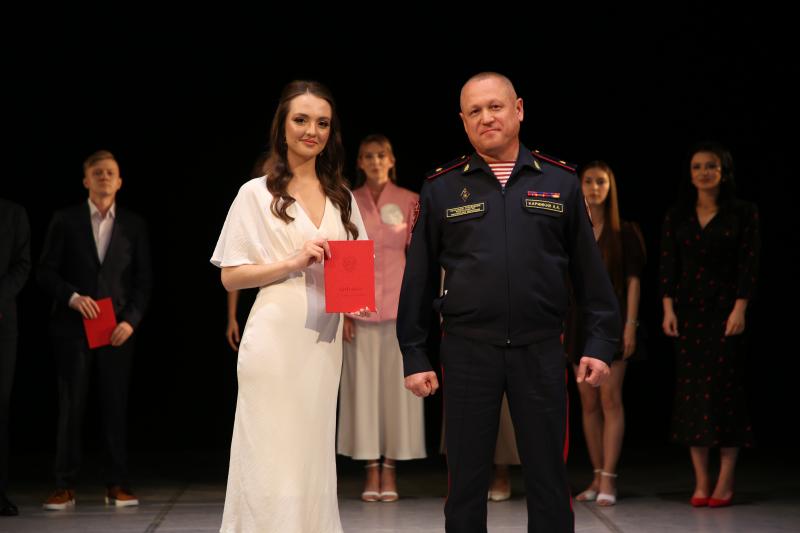 Начальник Управления Росгвардии по Республике Мордовия вручил дипломы выпускникам юридического института