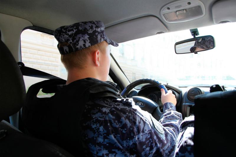 Росгвардейцы помогли задержать мужчину, который может быть причастен к хищению золотого украшения у жителя Осинников