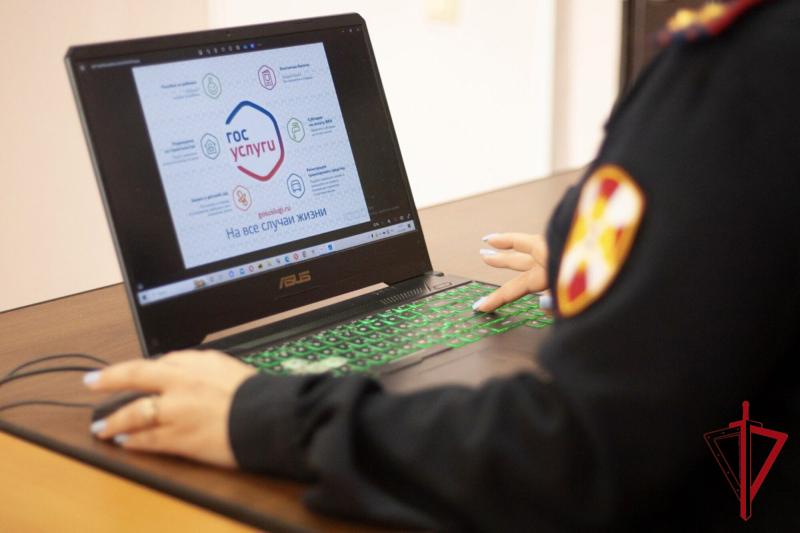 Сотрудники Росгвардии рассказали жителям Еврейской автономии о плюсах электронных госуслуг