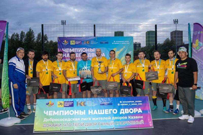 Завершился чемпионат по футболу «Чемпионы нашего двора» – команда ЖК «Времена года» завоевала серебряный кубок