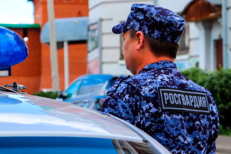 Росгвардейцы пресекли противоправные действия нарушителя в продуктовом магазине