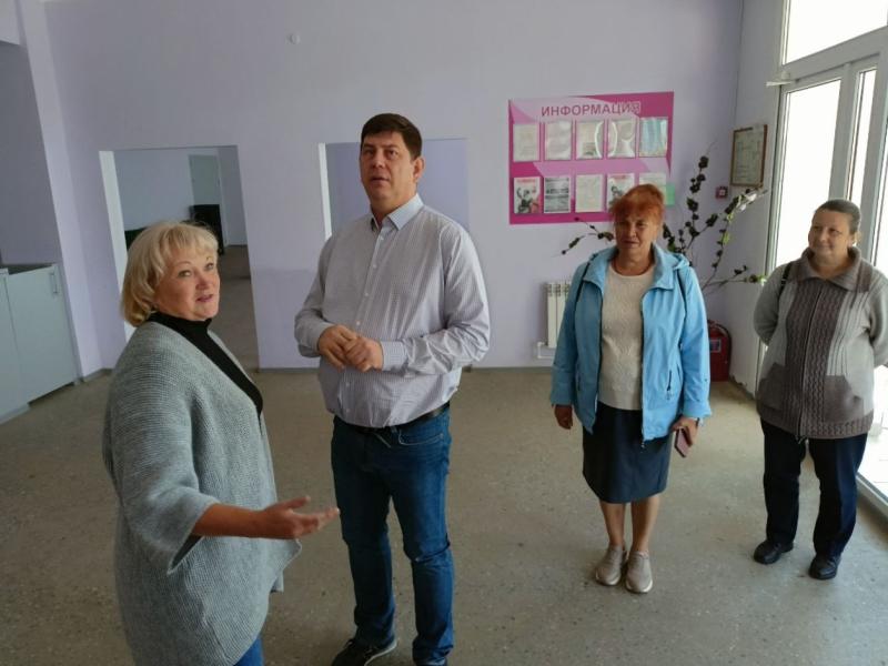 Депутат Госдумы Виктор Смирнов посетил сельский Дом культуры в Лухском районе