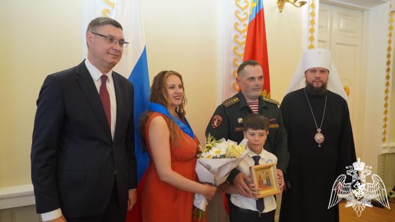 Многодетную семью военнослужащего Управления Росгвардии наградили почетным знаком во Владимире