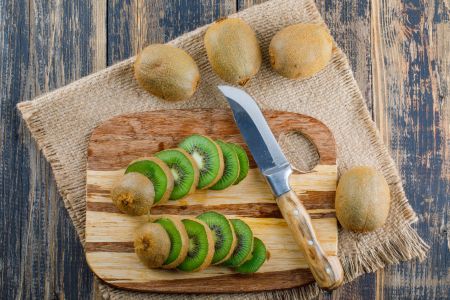 Гастроэнтеролог Садыков: 2 киви в день и вы забудете про запоры