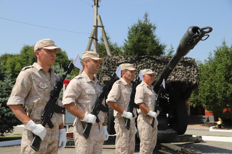 АРТИЛЛЕРИЙСКОМУ ПОЛКУ СЕВЕРО-КАВКАЗСКОГО ОКРУГА РОСГВАРДИИ ИСПОЛНИЛОСЬ 25 ЛЕТ