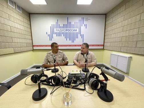 Военнослужащий Объединенной группировки войск принял участие в праздничном эфире, посвященном Дню рыбака