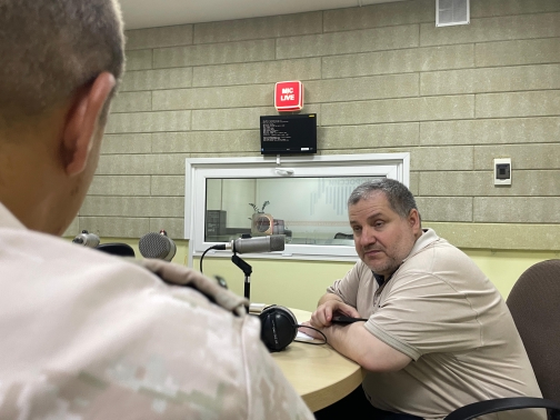 Военнослужащий Объединенной группировки войск принял участие в праздничном эфире, посвященном Дню рыбака