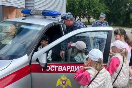 Сотрудники вневедомственной охраны Росгвардии проводят патриотические мероприятия для школьников Тюменской области