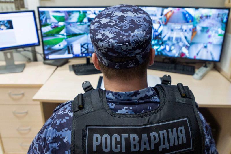 Росгвардейцы задержали мужчину, который прошел «через дверь» в кемеровском баре