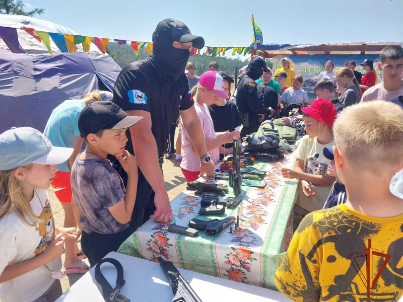 В Иркутской области росгвардейцы познакомили юных жителей региона со своей профессией в рамках ведомственной акции «Каникулы с Росгвардией»