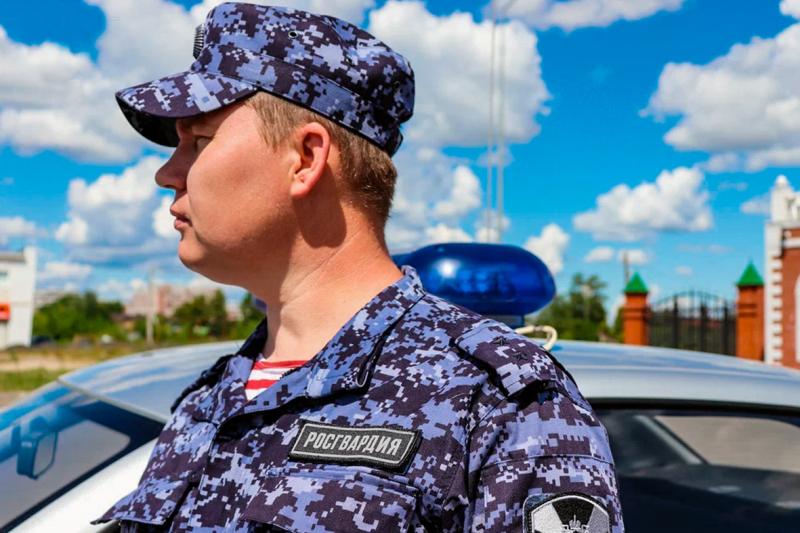 Росгвардейцы задержали предполагаемого грабителя, похитившего у новокузнечанина телефон