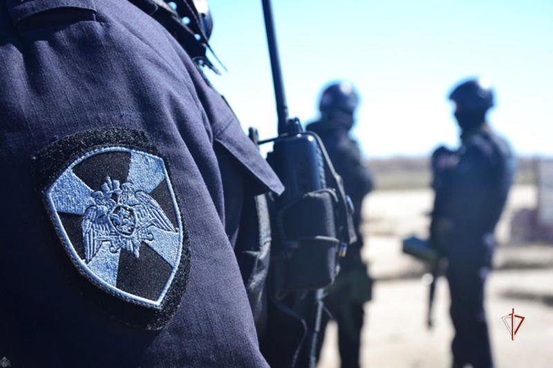 При силовой поддержке спецназа Росгвардии в ЯНАО задержаны подозреваемые в сбыте наркотиков