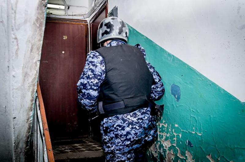 Росгвардейцы задержали предполагаемого виновника в нападении на свою возлюбленную