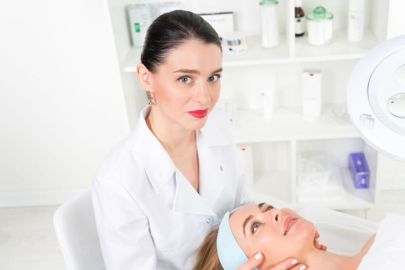 5 косметологических процедур, которые действительно работают летом и осенью