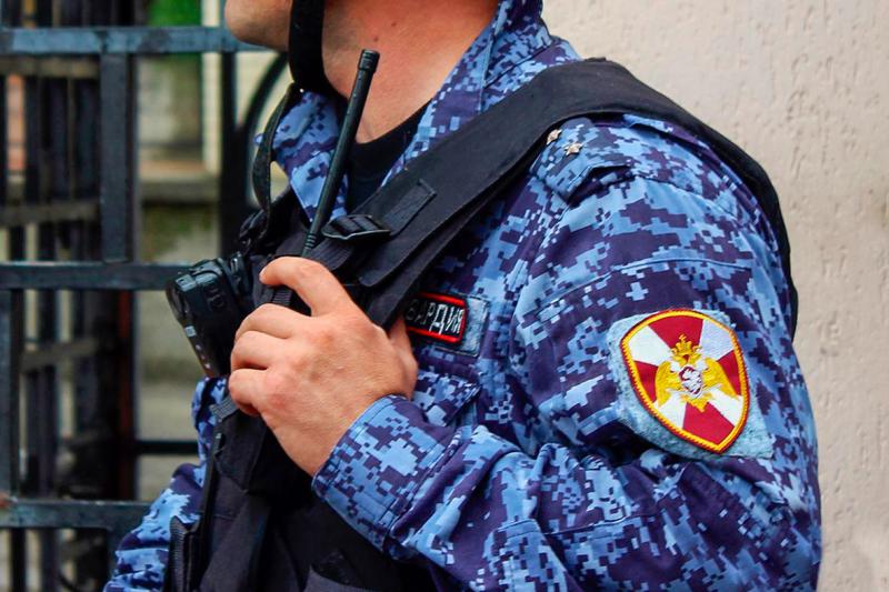 Росгвардейцы пресекли агрессивные действия мужчины в отношении хозяйки жилища