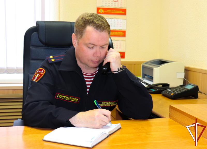 Жители Марий Эл получили разъяснения по вопросам оборота оружия в ходе «прямой телефонной линии» с представителем Росгвардии