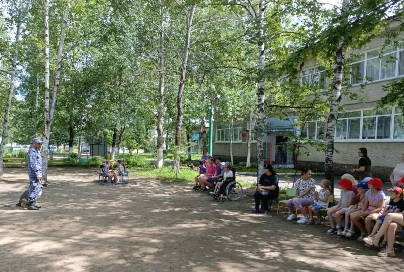 Сотрудники Росгвардии Еврейской автономии присоединились к всероссийской акции «Зарядка со стражем порядка»