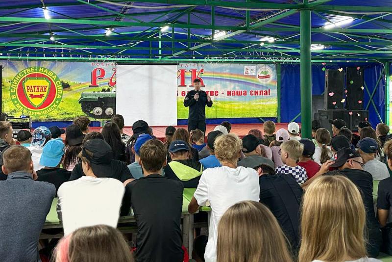 В Кузбассе сотрудники СОБР провели профориентационную встречу с участниками военно-патриотической смены