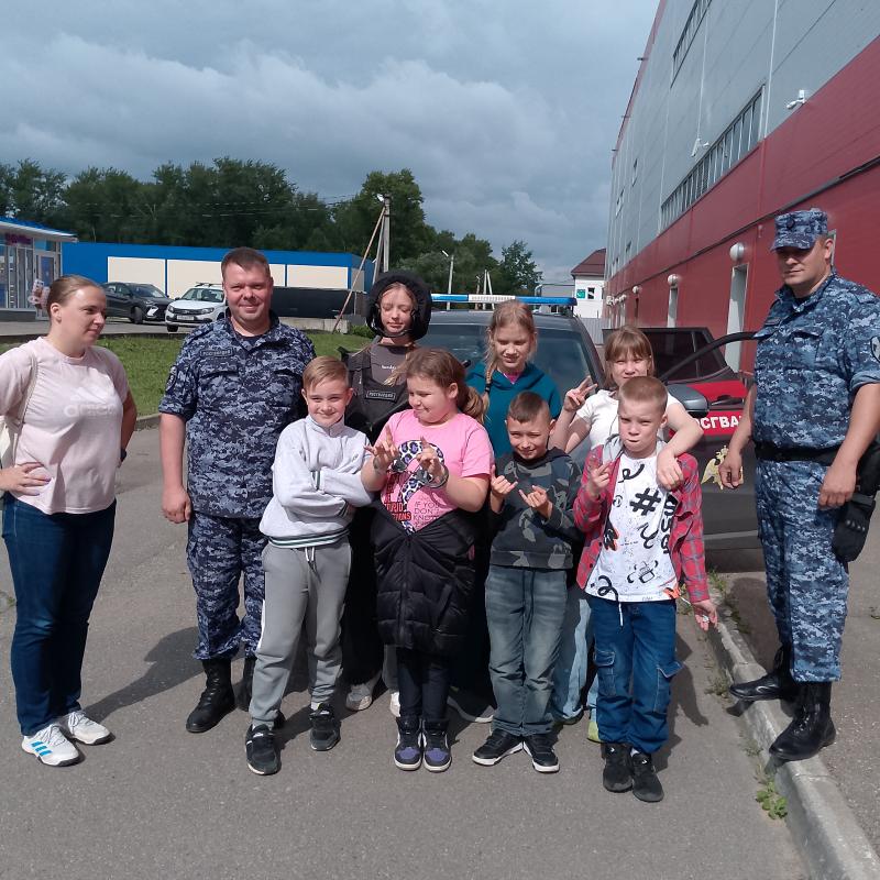 В рамках акции «Каникулы с Росгвардией» сотрудники Воскресенского отдела вневедомственной охраны провели увлекательную встречу с детьми в летнем лагере 