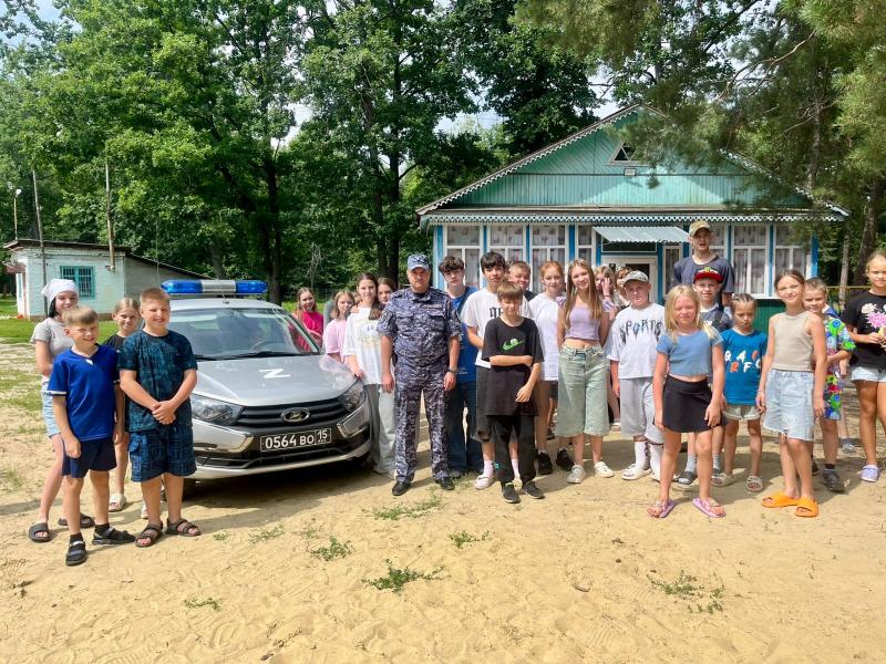 Сотрудники вневедомственной охраны встретились с детьми в рамках акции «Каникулы с Росгвардией» в Тамбовской области
