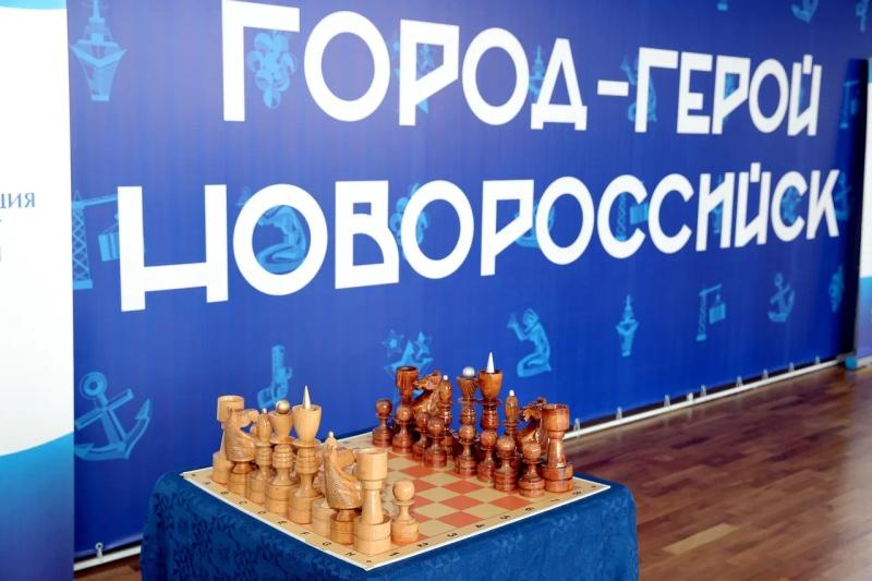 Сегодня волгодончанин Дмитрий Долматов на шахматном фестивале «Малая Земля» в Новороссийске сделал победный дубль