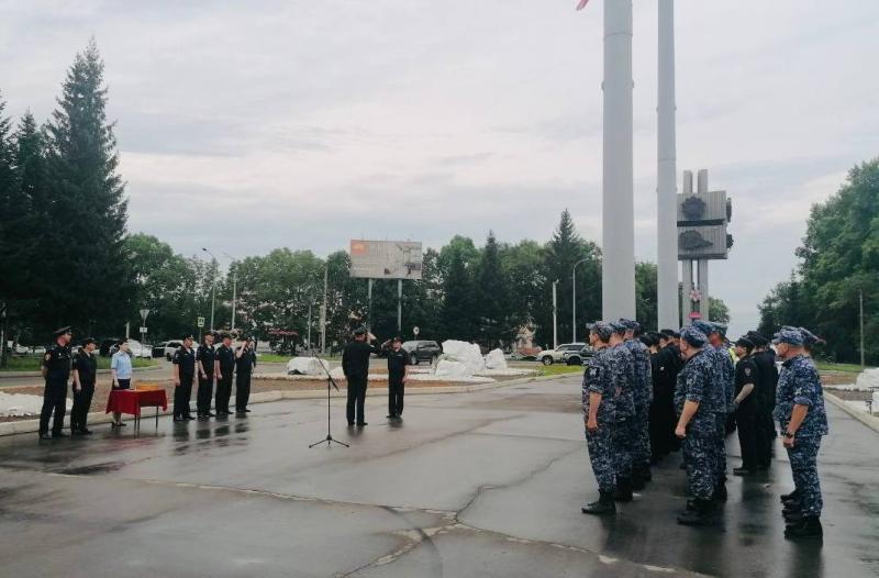 Гарнизонный развод нарядов полиции и Росгвардии состоялся в Биробиджане