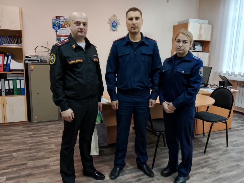 Сотрудники военного следственного отдела по Гаджиевскому гарнизону поздравили коллег из следственного отдела Гаджиево с профессиональным праздником