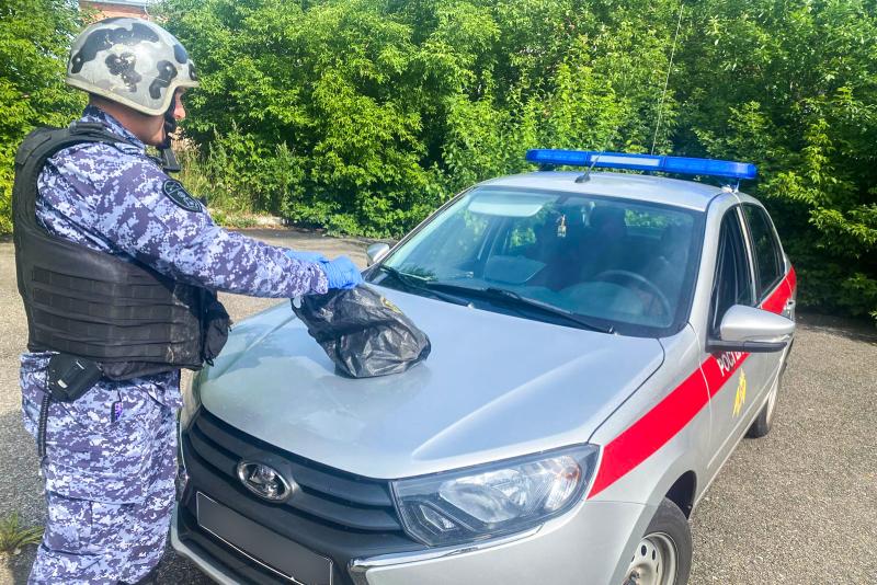 В Берёзовском росгвардейцы задержали дебошира, который может быть причастен к хищению одежды из магазина