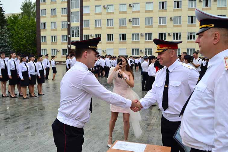 Начальник регионального Управления Росгвардии генерал-майор полиции Сергей Ольшанский поздравил выпускников Орловского института МВД России с окончанием вуза