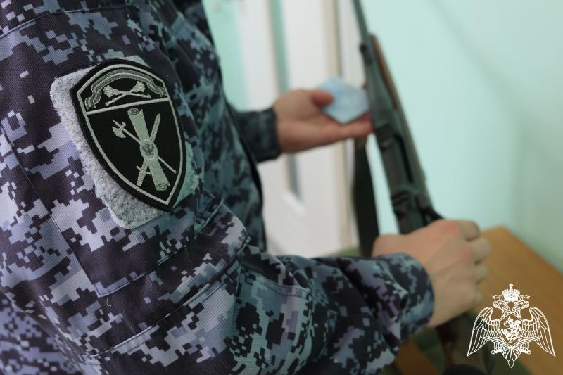 Более 190 брянских владельцев оружия росгвардейцы проверили на прошлой неделе