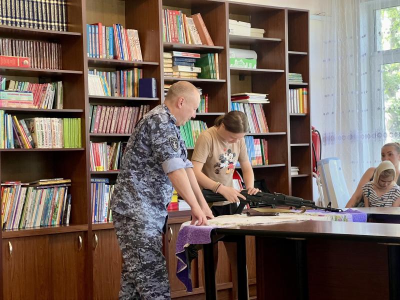 Знакомство с историей Росгвардии и настоящим оружием прошло в рамках акции «Каникулы с Росгвардией»