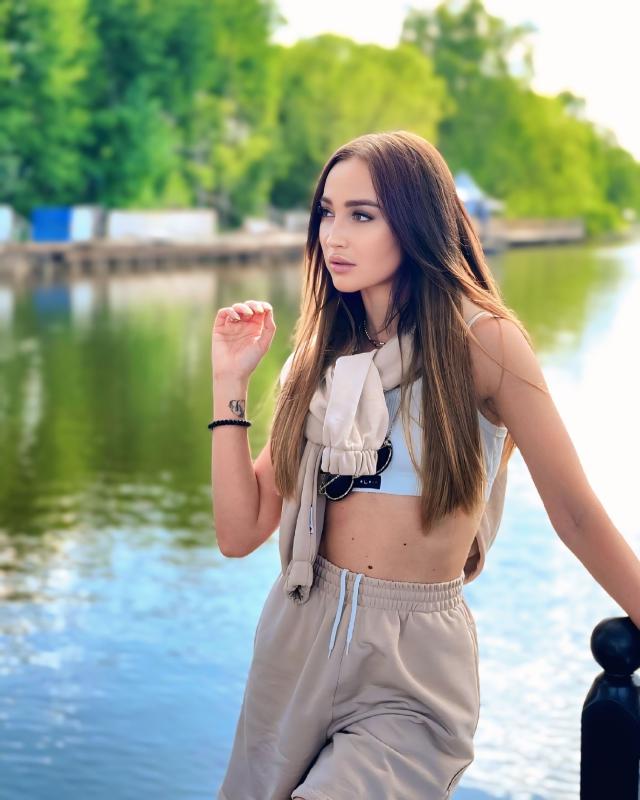 одни и теже хари пенсы алкаши козляры гопы райончик шкльники соьаками учителя 38 магазины жирные свины ой дамы травит поэта полгода