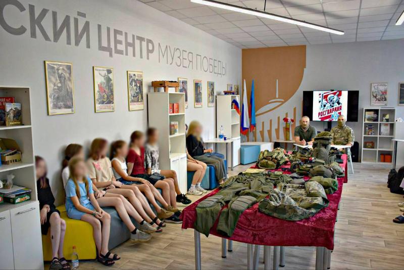 Сотрудники спецподразделения Росгвардии провели урок мужества для активистов отделения 