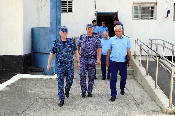 Заместитель прокурора Республики Дагестан Камил Гусейнов проверил условия содержания осужденных в ИК-7
