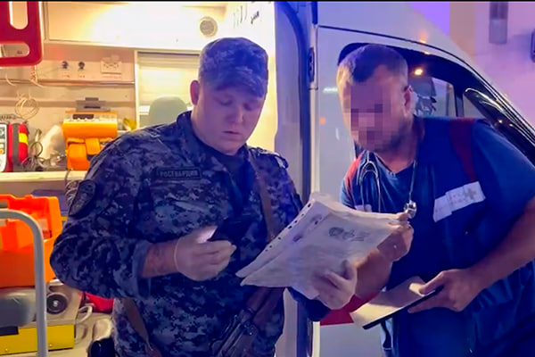 Сотрудники Росгвардии пришли на помощь пенсионеру, внезапно потерявшему сознание в кафе на востоке столицы