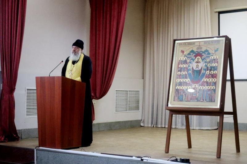 Росгвардейцы во Владивостоке познакомились с новой иконой «Собор покровителей воинства российского»